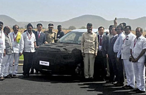 కియా కారును టెస్ట్ డ్రైవ్ చేసిన చంద్రబాబు