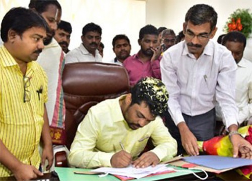 మంత్రిగా బాధ్యతలు చేపట్టిన కిడారి శ్రవణ్