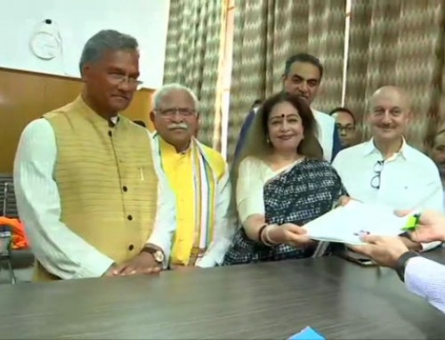 నామినేషన్‌ పత్రాలు దాఖలు చేసిన కిరణ్‌ ఖేర్‌ 