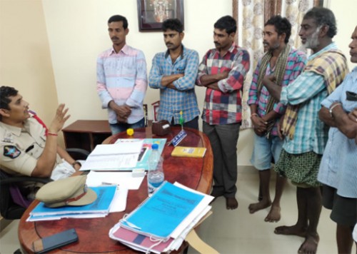 కోడి పందాలపై పోలీసుల కొరడా