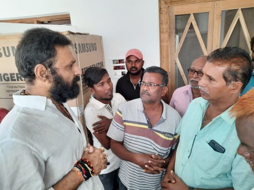 ఇసుక రవాణా చేస్తున్న యజమానులతో  మంత్రి కొడాలి నాని సమావేశం