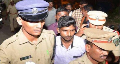 వైసీపీ అధినేత జగన్ పై కోడికత్తితో దాడి చేసిన శ్రీనివాసరావుకు అస్వస్థత