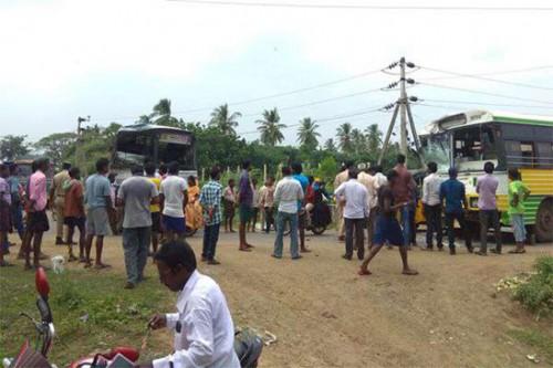 రెండు బస్సులు ఢీకొని 30మందికి గాయాలు