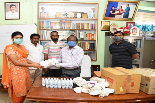 పారిశుధ్య కార్మికులకు మాస్క్‌లు-శానిటైజర్‌ల పంపిణీ

