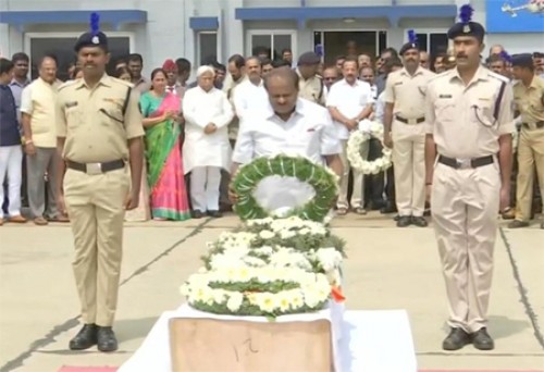 అమర జవాన్‌కు నివాళులర్పించిన సిఎం కుమారస్వామి 