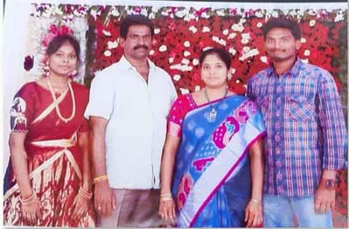 గోదారిలో దూకేసిన కుటుంబం...