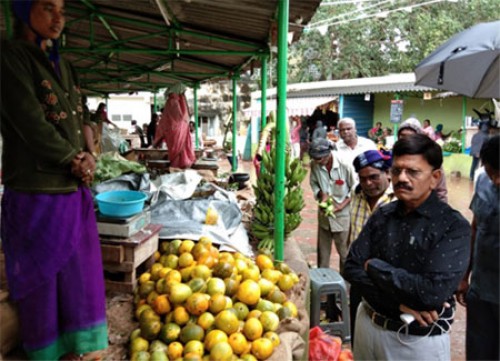 రైతు బజారులో కలెక్టర్ లక్ష్మీకాంతం తనిఖీలు