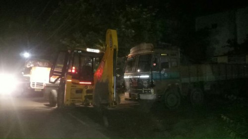 అక్రమంగా ఇసుక ను తరలిస్తున్న రెండు లారీలు