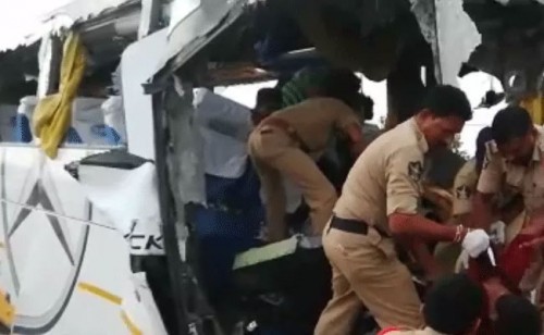 లారీ, ట్రావెల్స్‌ బస్సు ఢీ