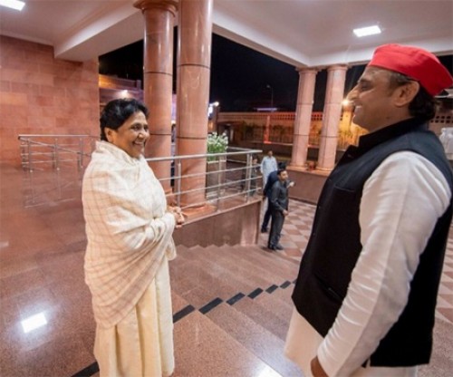 మాయావతితో అఖిలేష్‌ యాదవ్‌ భేటీ