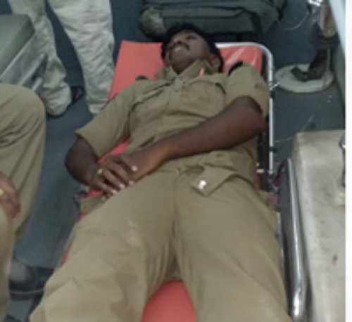 పోలీసులపై ఇసుక మాఫియా దాడి 