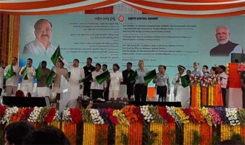 సూపర్ ఫాస్ట్ రైలును ప్రారంభించిన వెంకయ్యనాయుడు