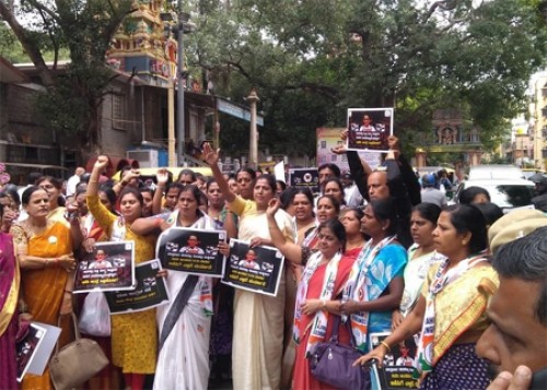 ఉప ముఖ్యమంత్రిని తొలగించాలంటూ మహిళా కాంగ్రెస్‌ ధర్నా 