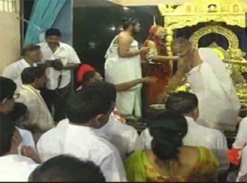 కుటుంబంతో కలసి ఆశ్రమంలో భోజనాన్ని స్వీకరించిన కేసీఆర్