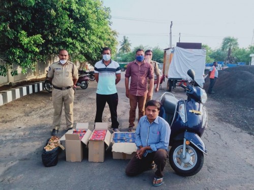 ద్విచక్ర వాహనం ఆపి తనిఖీ చేసిన పోలీసులు