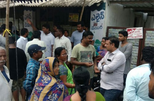 మద్యం దుకాణం ముందు స్థానికులు ధర్నా