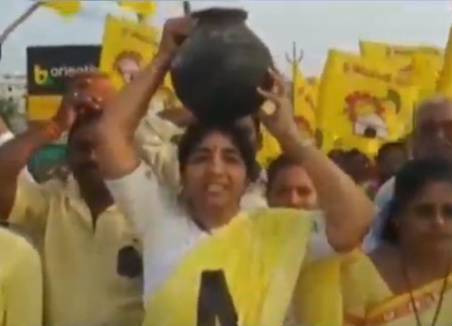 మహిళల వినూత్న నిరసన