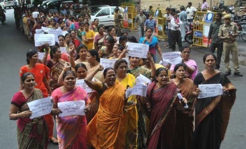 రోడ్డుపై ధర్నా చేస్తున్న మహిళలు