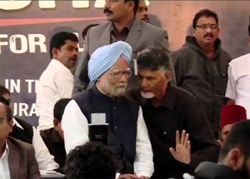 దీక్షా వేదికపైకి వచ్చిన మాజీ ప్రధాని మన్మోహన్ సింగ్