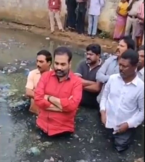మురుగు కాలువలోకి దిగి వైఎస్సార్‌ సీపీ ఎమ్మెల్యే నిరసన