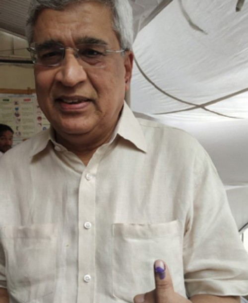 ఓటేసిన ప్రకాశ్ కారత్