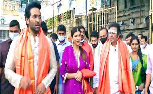  శ్రీవెంకటేశ్వర స్వామిని దర్శించుకున్న మంచు విష్ణు 