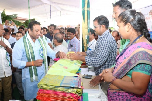 చేనేతల విలువను పెంచడం సమాజంలో ప్రతి ఒక్కరి బాధ్యతగా భావించాలి :  మంత్రి మేకపాటి