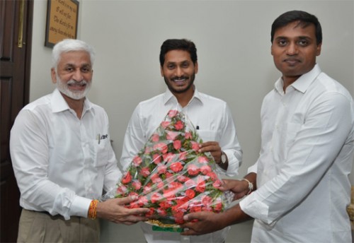 జగన్ ను కలిసిన విజయసాయిరెడ్డి, మిథున్ రెడ్డి