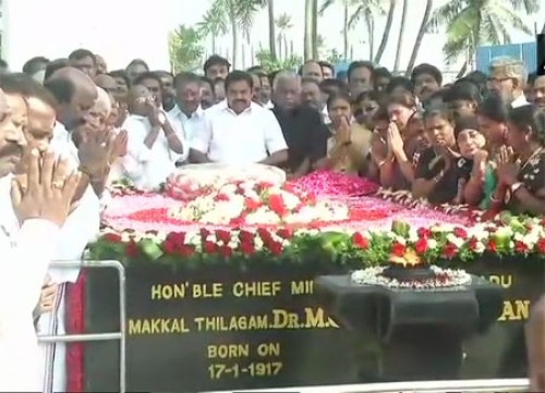 ఎంజిఆర్‌ వర్ధంతి సందర్భంగా నివాళులర్పించిన పళనిస్వామి, పన్నీర్‌ సెల్వం