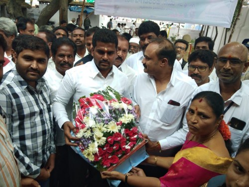  ఫెసిలిటేషన్ డెస్క్ ను ప్రారంభించిన పలమనేర ఎంఎల్ఏ వెంకటే గౌడ