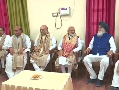 కలెక్టర్‌ కార్యాలయం చేరుకున్న మోడీ 