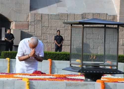 మహాత్మాగాంధీకి మోదీ నివాళి