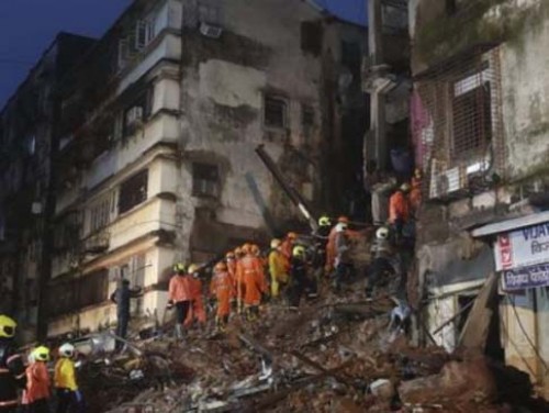 కుప్పకూలిన పాత భవనాలు