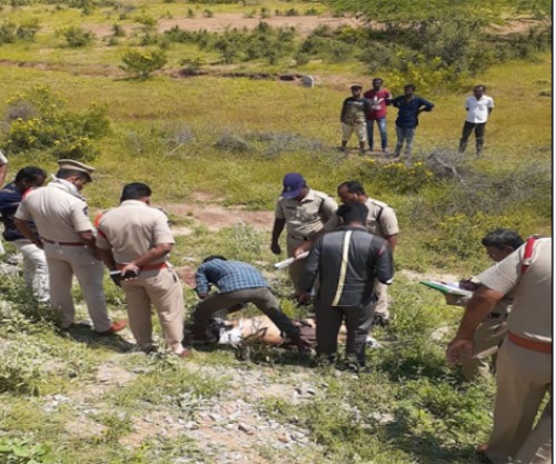 రైలు పట్టాలపై మృతదేహాలు