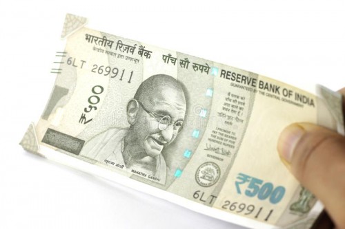 వలంటీర్ల ద్వారా నగదు పంపిణీ 