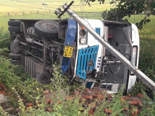 పంట పొలాల్లోకి దూసుకెళ్లిన ఏపీఎస్‌ఆర్టీసీ బస్సు