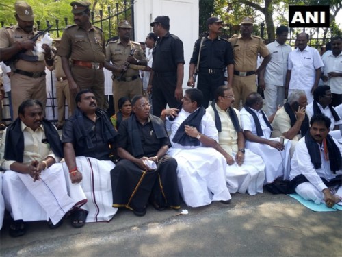 గ‌వ‌ర్న‌ర్ కిర‌ణ్‌ బేడీకి వ్య‌తిరేకంగా సీఎం ధ‌ర్నా