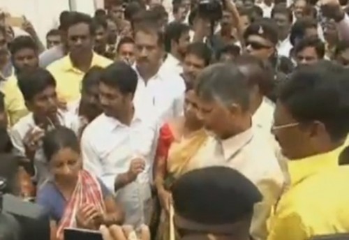 గుంటూరు వరద ముంపు బాధితులకు చంద్రబాబు పరామర్శ