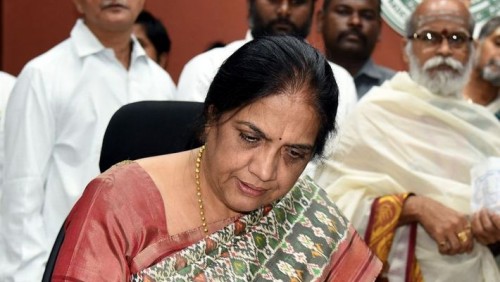 దుర్గమ్మ ను దర్శించుకున్న నీలం సాహ్ని