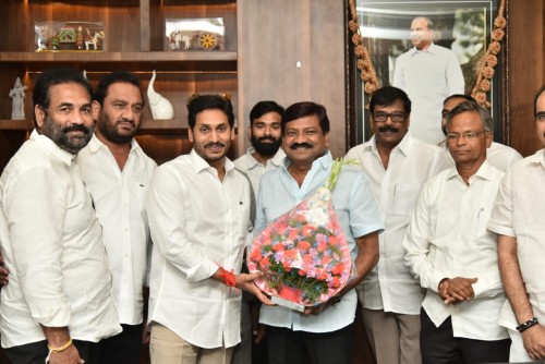 సీఎంని కలసిన నెల్లూరు నేతలు