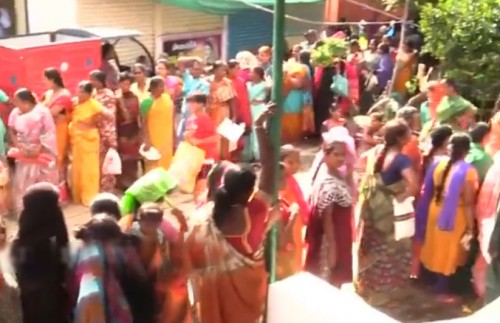 నెల్లూరు రైతుబ‌జారులో కిలో ఉల్లి కోసం ప‌డ‌రాని పాట్లు