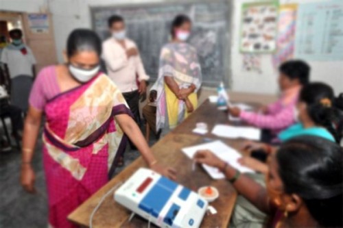 నెల్లూరు పోలింగ్ కేంద్రంలో కరోనా కలకలం