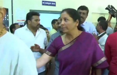 జయనగర్ లో ఓటు వేసిన నిర్మలా సీతారామన్