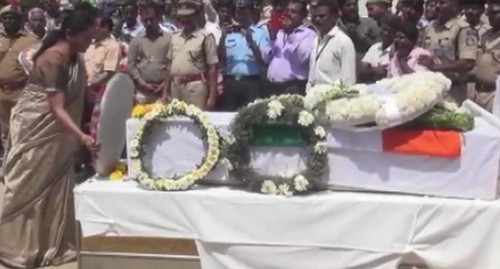 అమర జవాన్‌కు నివాళులర్పించిన నిర్మలా సీతారామన్‌ 