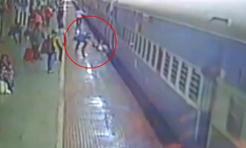 రైలు కింద పడినా.. మృత్యుంజయుడే…