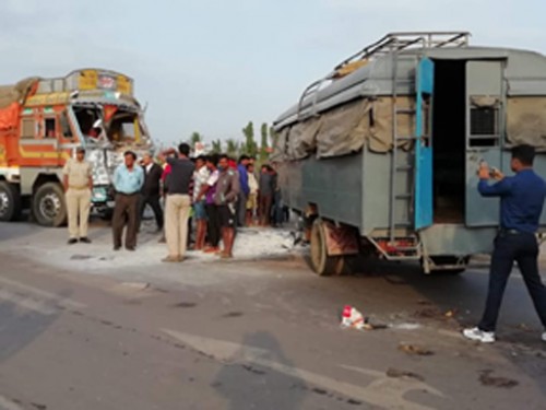 పోలీస్‌ వాహనాన్ని ఢీకొన్న లారీ