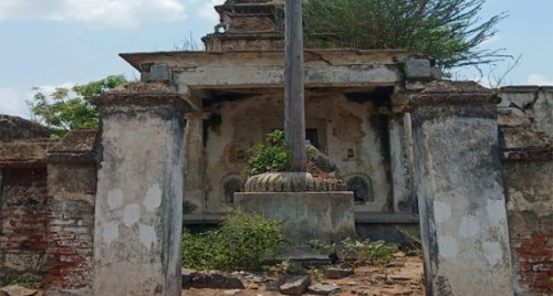 గుప్త నిధులకోసం గుడిలో దొంగల నిర్వాకం..!