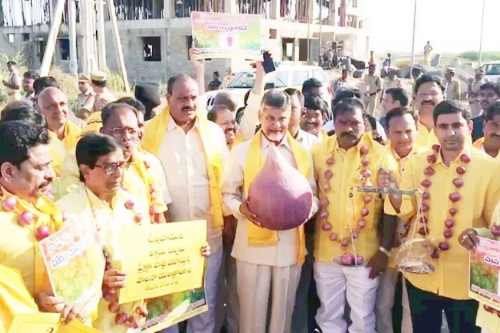 అసెంబ్లీ గేటువద్ద టీడీపీ నేతల్ని అడ్డుకున్న పోలీసులు