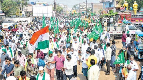 కదం తొక్కిన మహా పాదయాత్ర