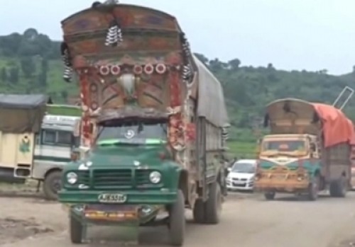 వాఘా సరిహద్దులో పాకిస్థాన్‌ లారీలకు బ్రేక్‌